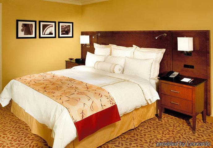 Holiday Inn تشيسابيك المظهر الخارجي الصورة