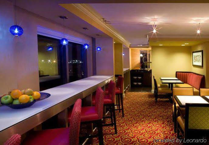 Holiday Inn تشيسابيك المطعم الصورة